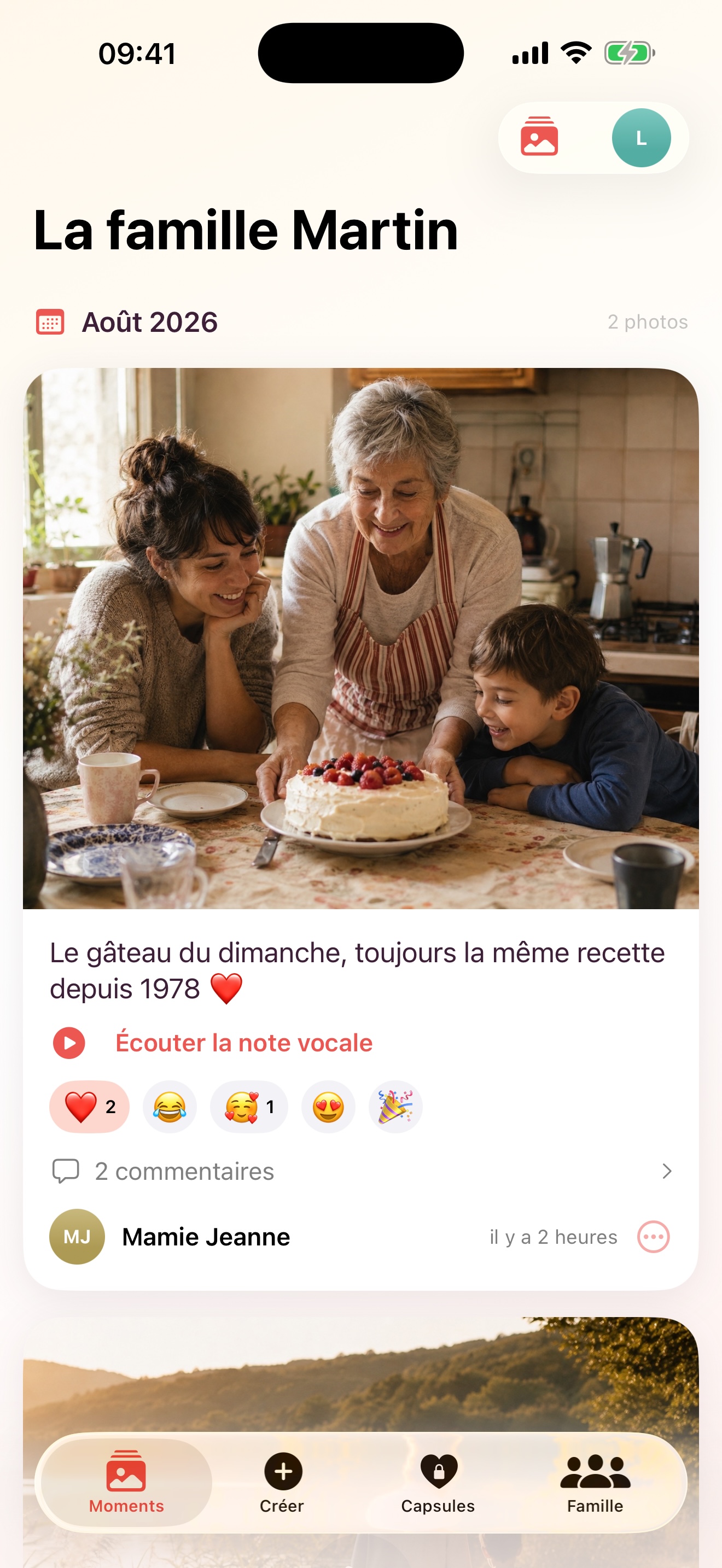 Timeline familiale avec une photo, une note vocale, des réactions et des commentaires